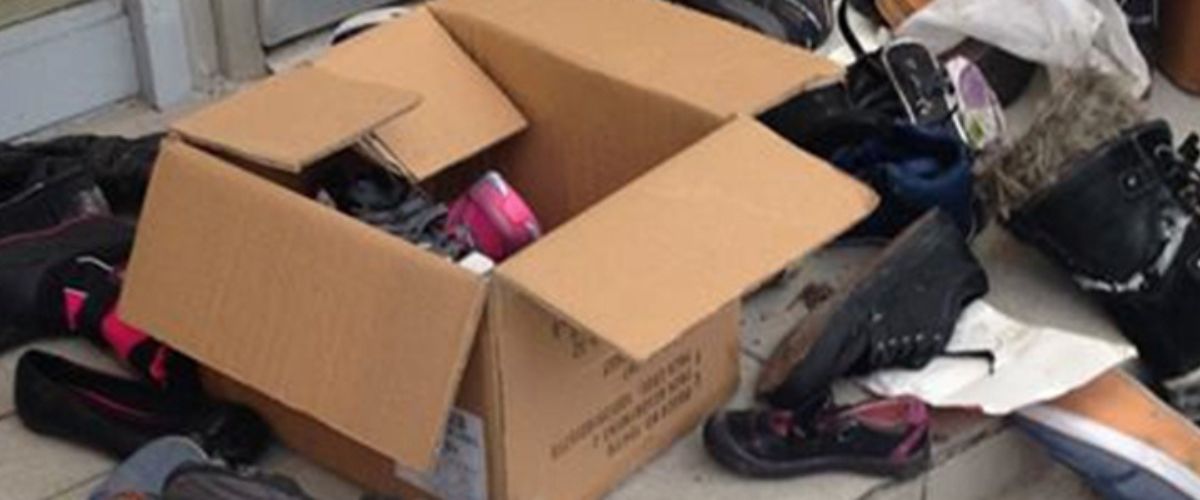 Yellow lacère et jète des chaussures en parfait état