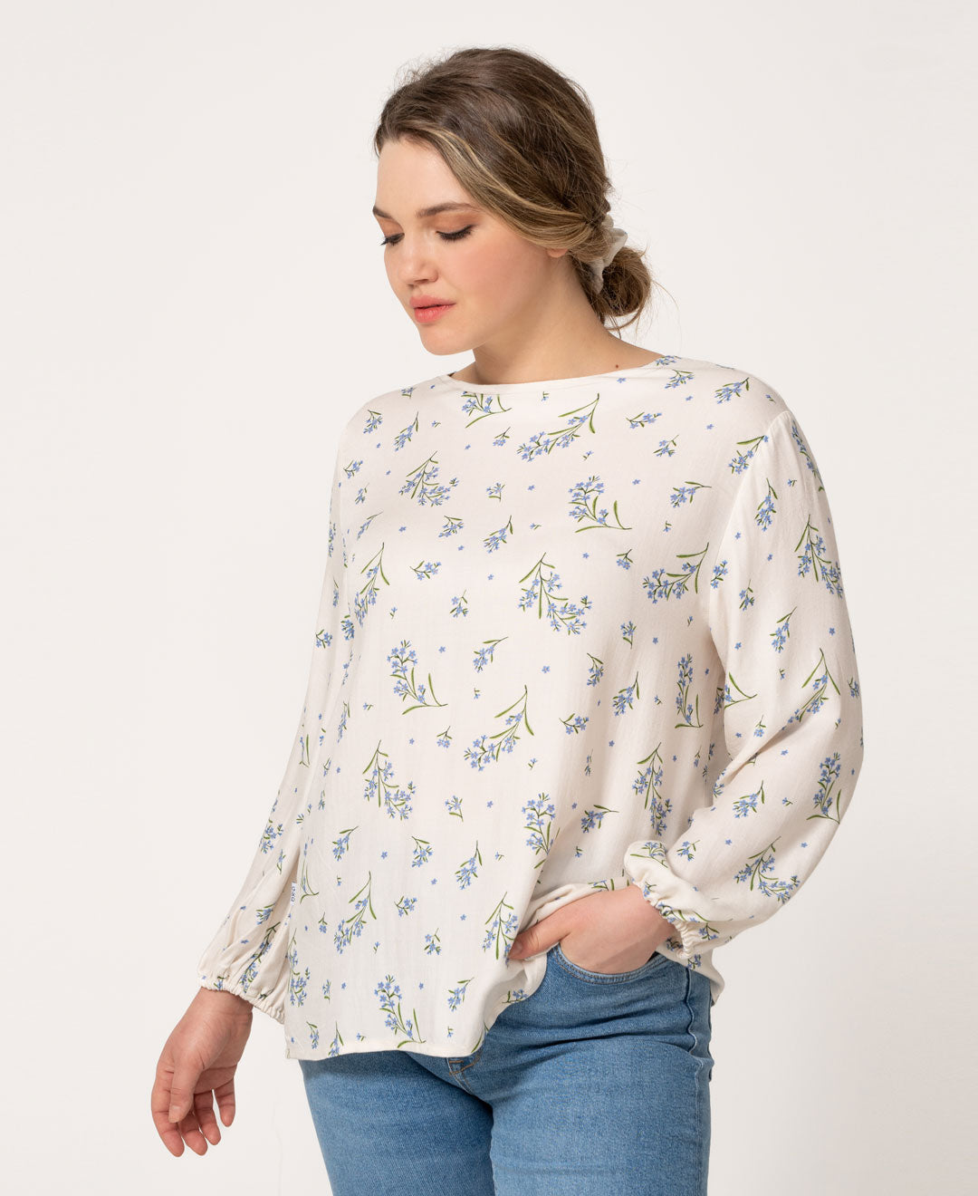 Blouse à fleurs bleues myosotis en coton biologique faite au Québec