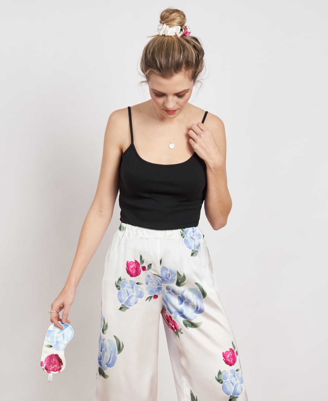 Pantalon pyjama motif fleurs en satin de bouteilles de plastique recyclées fait au Québec