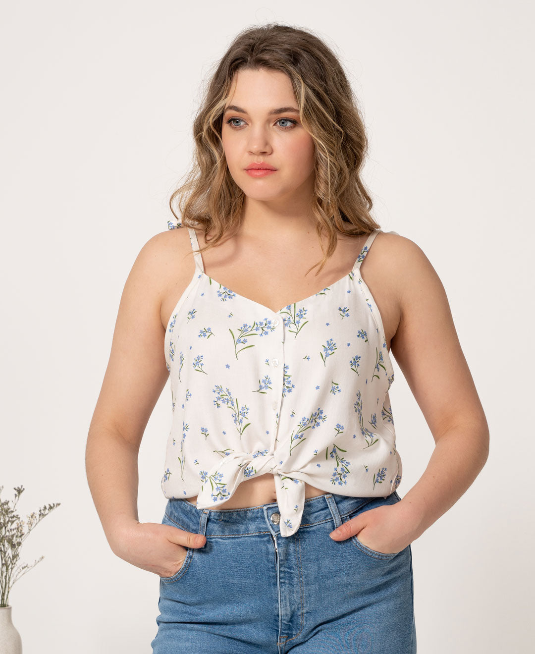Camisole à motif de fleurs bleues myosotis en coton biologique faite au Québec