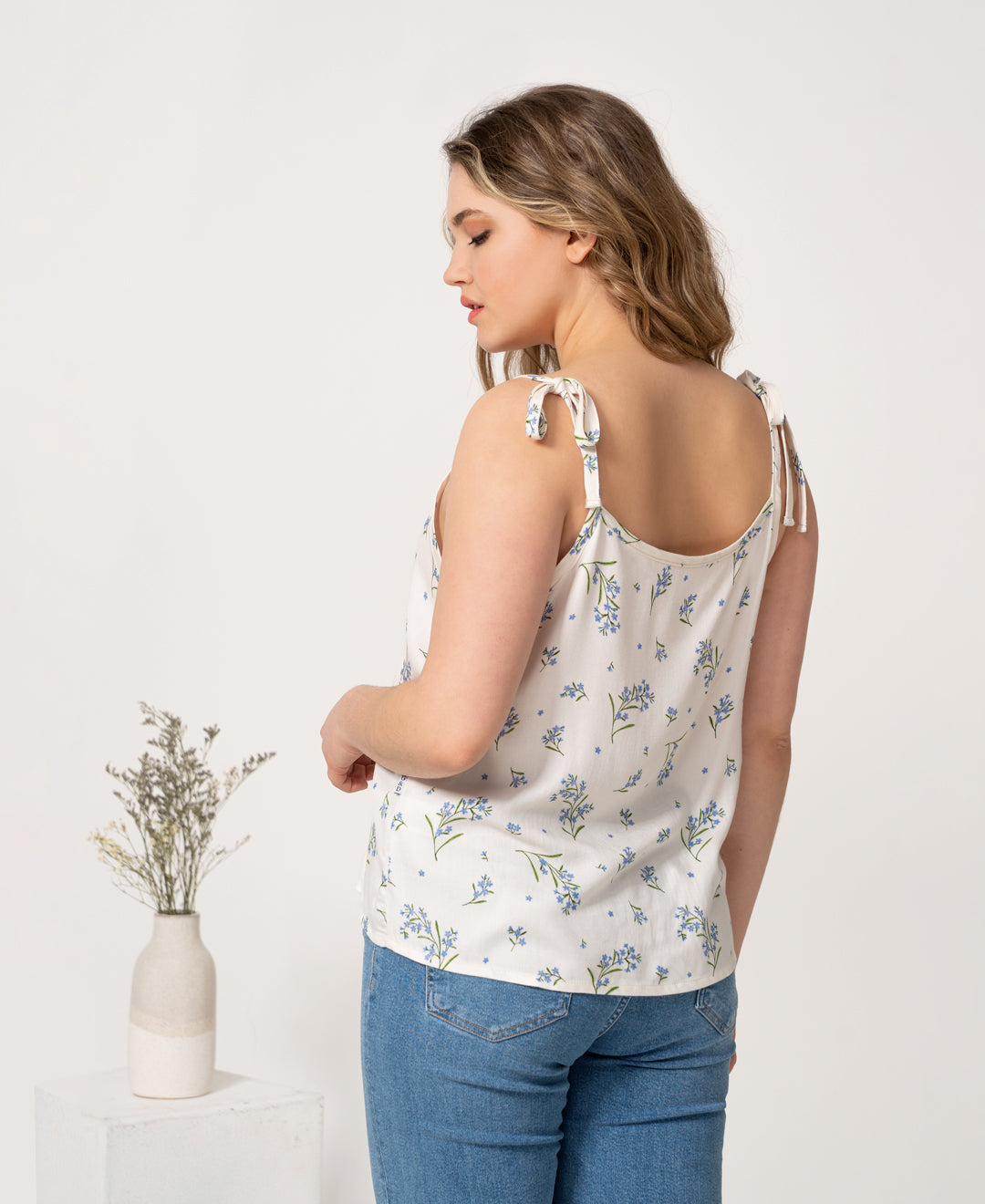 Camisole à motif de fleurs bleues myosotis en coton biologique faite au Québec