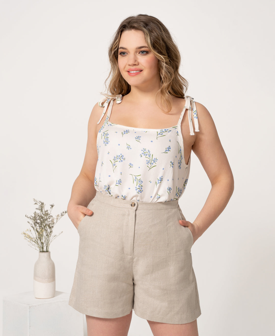 Camisole à motif de fleurs bleues myosotis en coton biologique faite au Québec