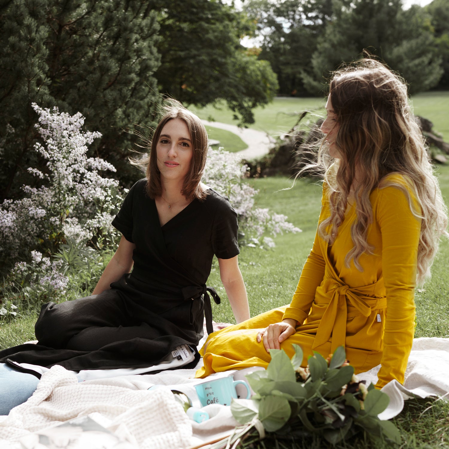 Jumpsuit noir en lin naturel et robe portefeuille jaune en coton bio fait au Québec