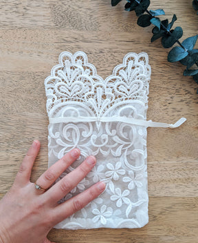 Sac pochette en dentelle blanche faite au Québec en bouteilles de plastique recyclées