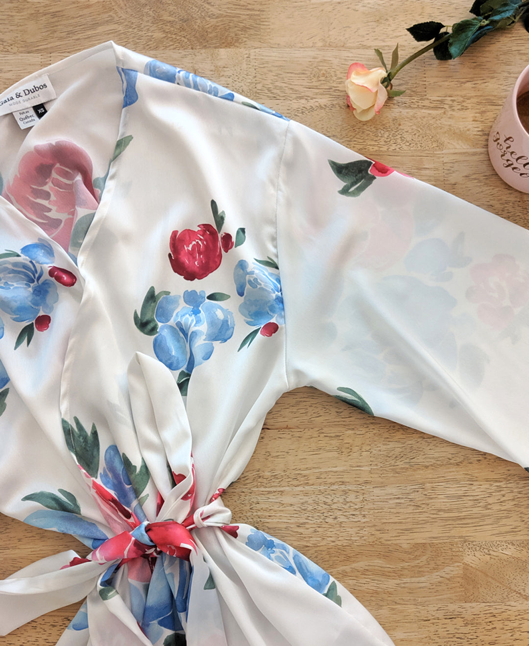 Robe de chambre en satin fleuri faite au Québec tissu recyclé